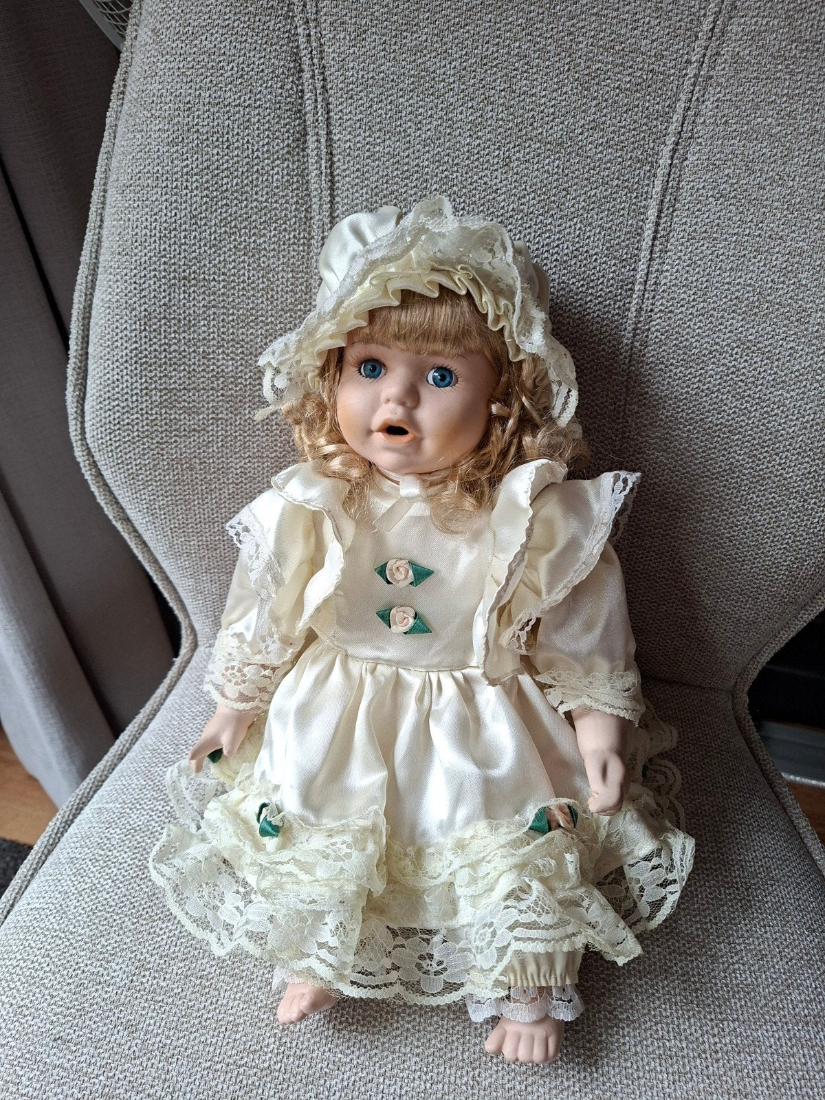Vintage porseleinen pop met kanten jurk en hoedje, Ophalen of Verzenden, Gebruikt, Pop