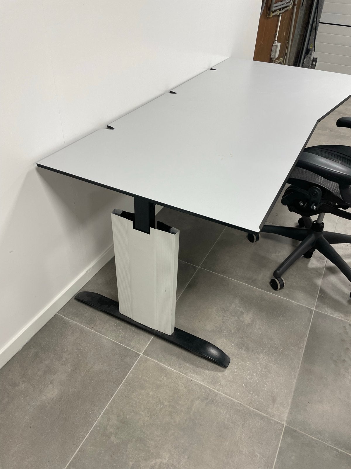 4 bureaus (2x slinger) + 2 Herman Miller stoe, Huis en Inrichting, Ophalen, Zit-sta bureau, Gebruikt, Hout