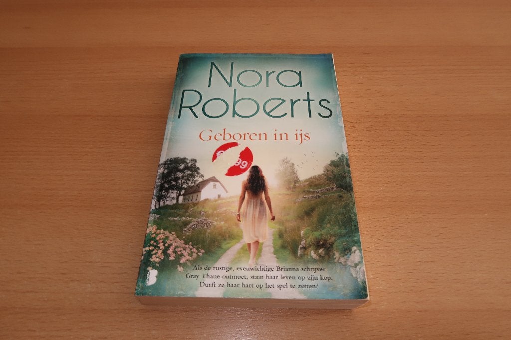 Boek geboren in ijs van Nora Roberts, Ophalen of Verzenden, Zo goed als nieuw, Nora Roberts