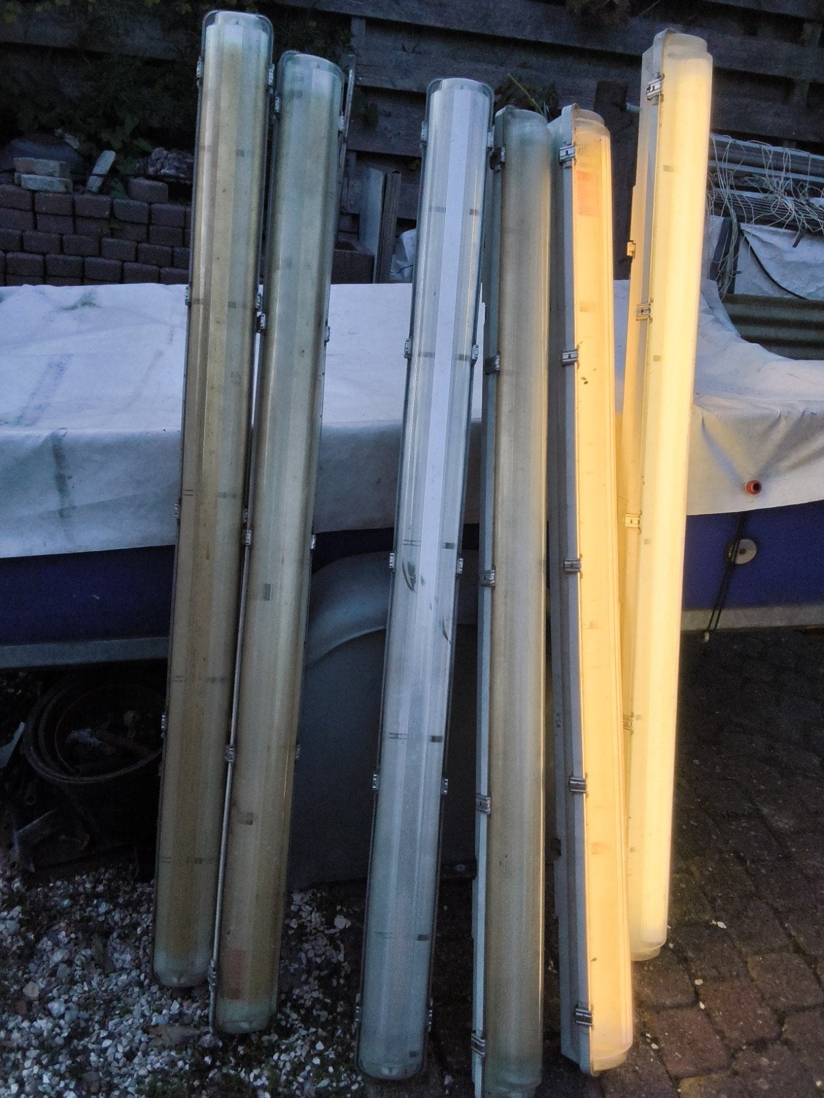 TL-armaturen met noodverlichting - sommige kappen beschadigd, Ophalen, Wit, Overige merken, Gebruikt
