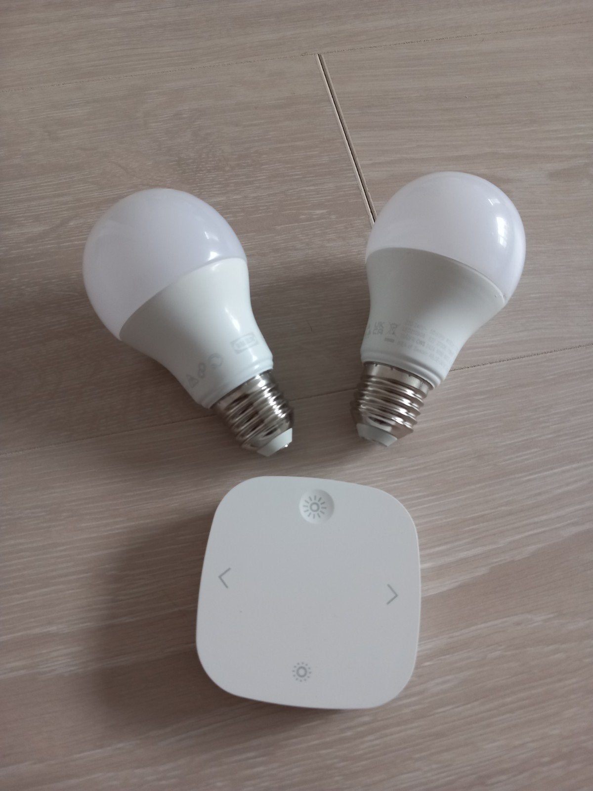 IKEA smart afstandsbediening met 2 E27 Kleur/Wit Lampen, Ophalen, Zo goed als nieuw