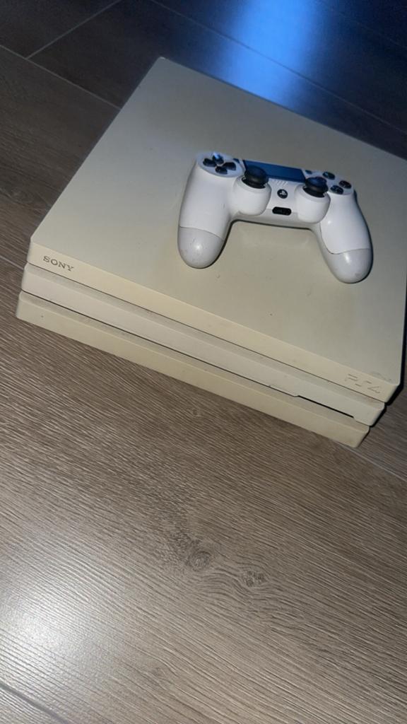 PS4 pro 1000Gb, Spelcomputers en Games, Spelcomputers | Sony PlayStation 4, Ophalen of Verzenden, Zo goed als nieuw, Met 1 controller