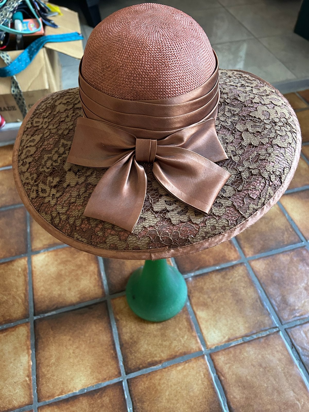 Elegante bruine hoed met kant en strik, Made in Italy, Ophalen of Verzenden, Zo goed als nieuw, One size fits all, Hoed