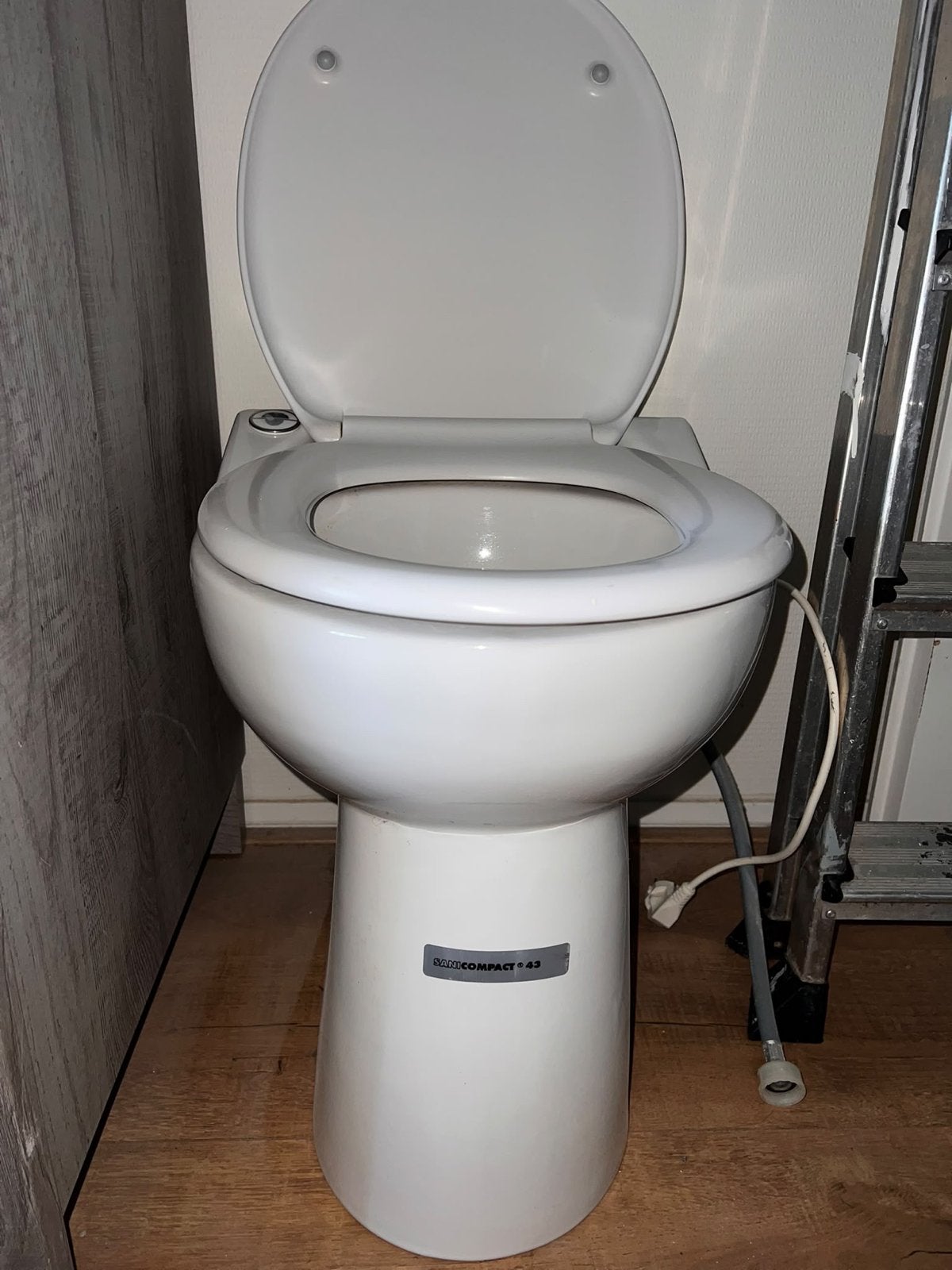 Sanibroyeur Sanicompact 43 WC met vermaler, Ophalen, Gebruikt, Toilet
