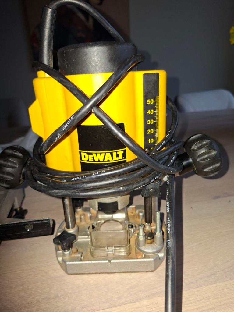 Dewalt bovenfrees 300W, Doe-het-zelf en Verbouw, Ophalen of Verzenden