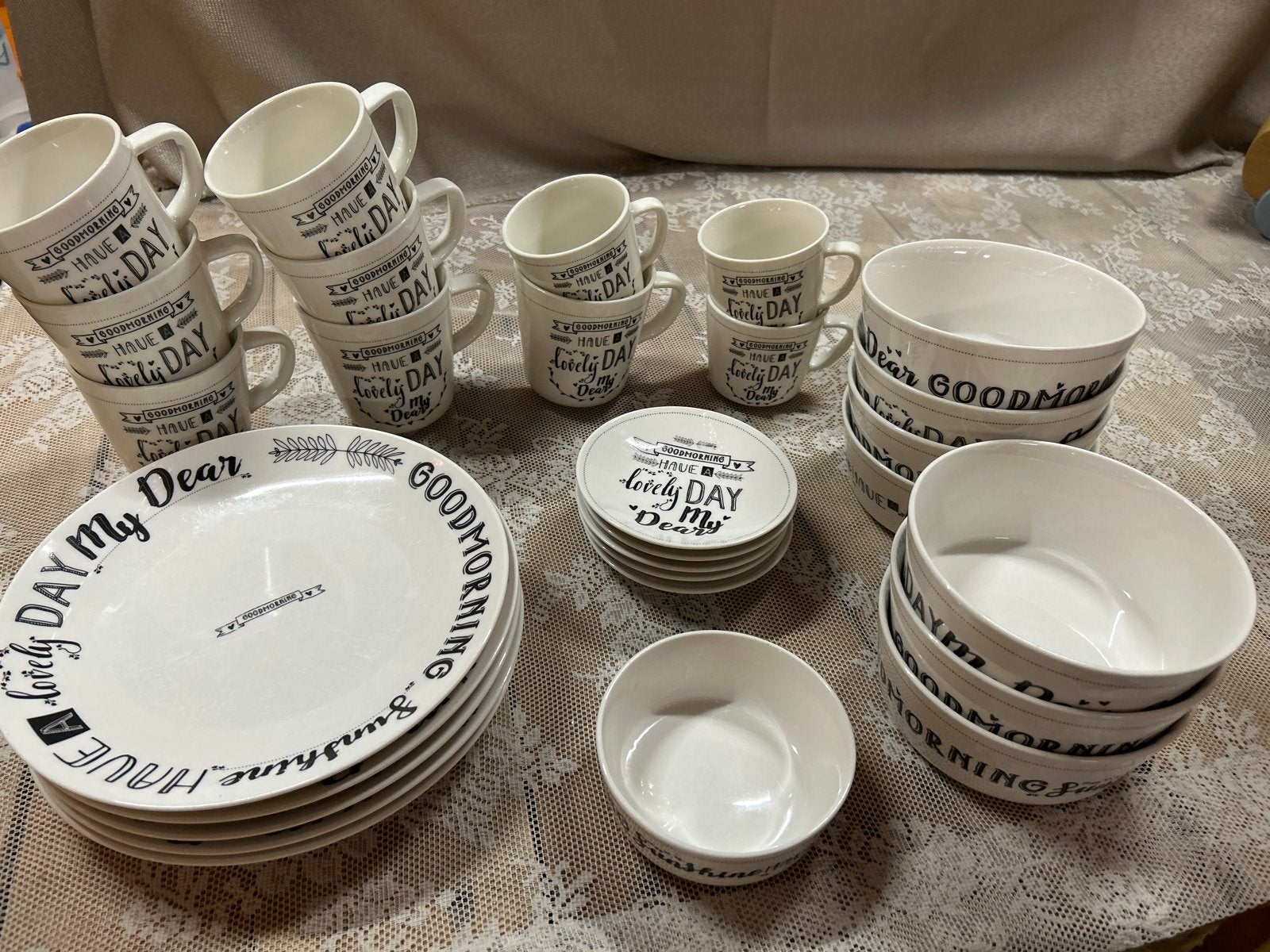 Servies set met borden, schaaltjes en mokken, Gebruikt, Keramiek, Ophalen of Verzenden, Modern