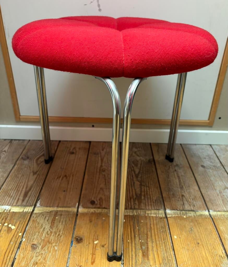 Vintage Tacke kruk stoel driepoot met rode stoffering, Ophalen, Zo goed als nieuw