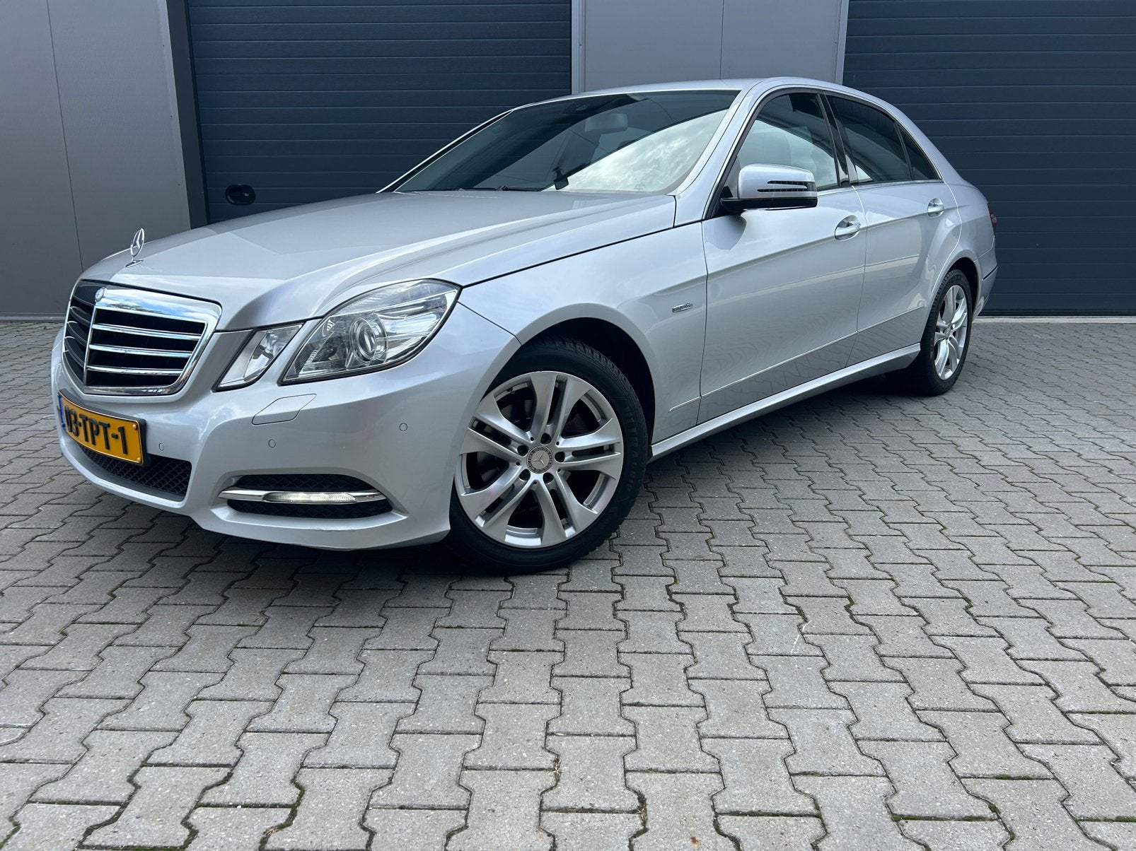 Mercedes-Benz E-Klasse E200 CGI Sedan AUT 2010 Grijs, Auto's, Achterwielaandrijving, Zwart, 4 cilinders, Dealer onderhouden