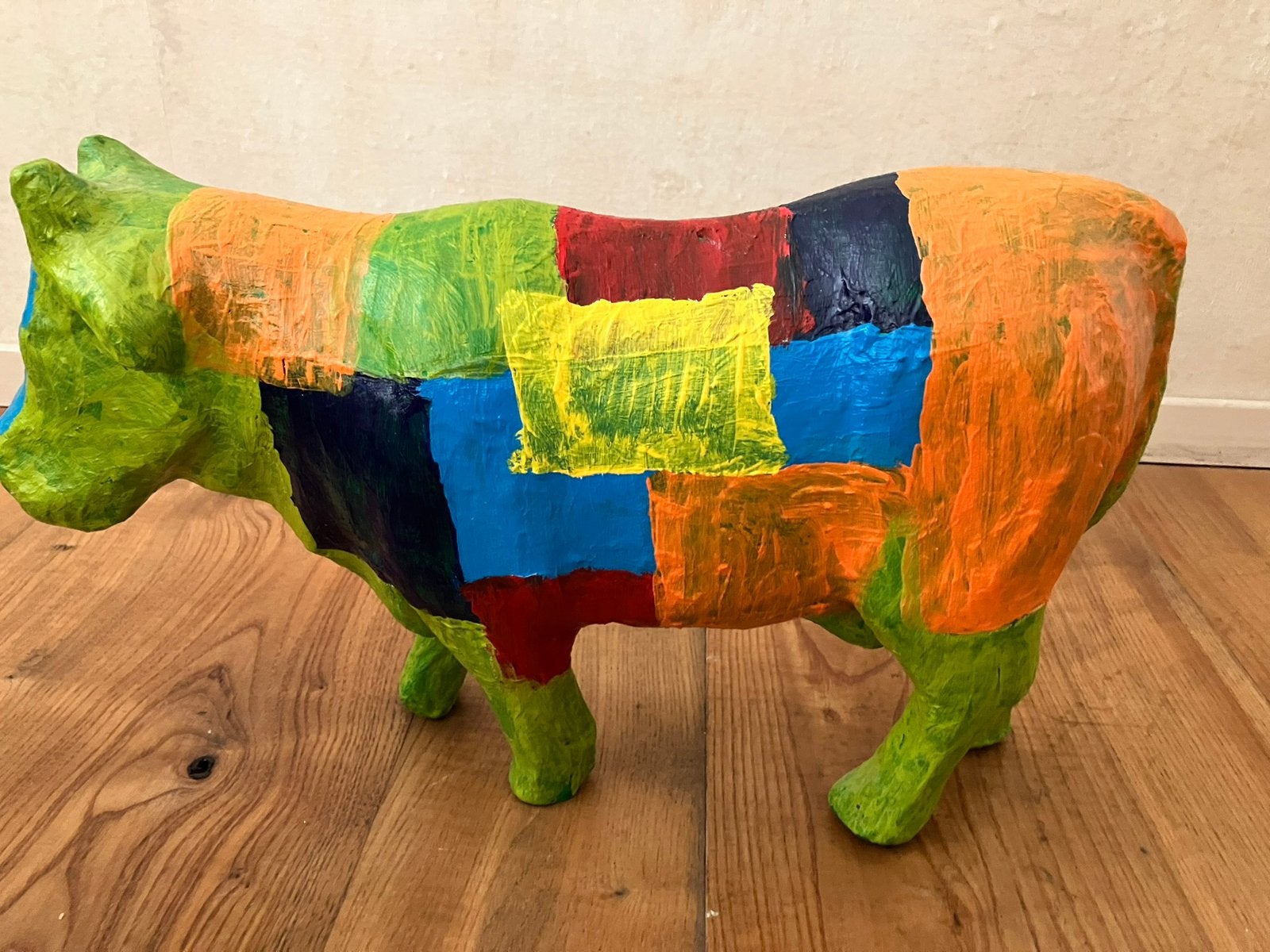 Koe, Papier-maché, handbeschilderd, kunstobject. Als nieuw!, Antiek en Kunst, Kunst | Beelden en Houtsnijwerken, Zoogdier, 20 - 50 cm