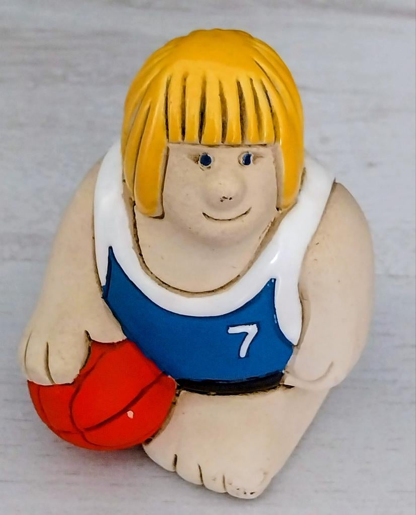 Keramieken beeldje basketbalster - 11 x 8 cm, Ophalen of Verzenden, Gebruikt, Mens