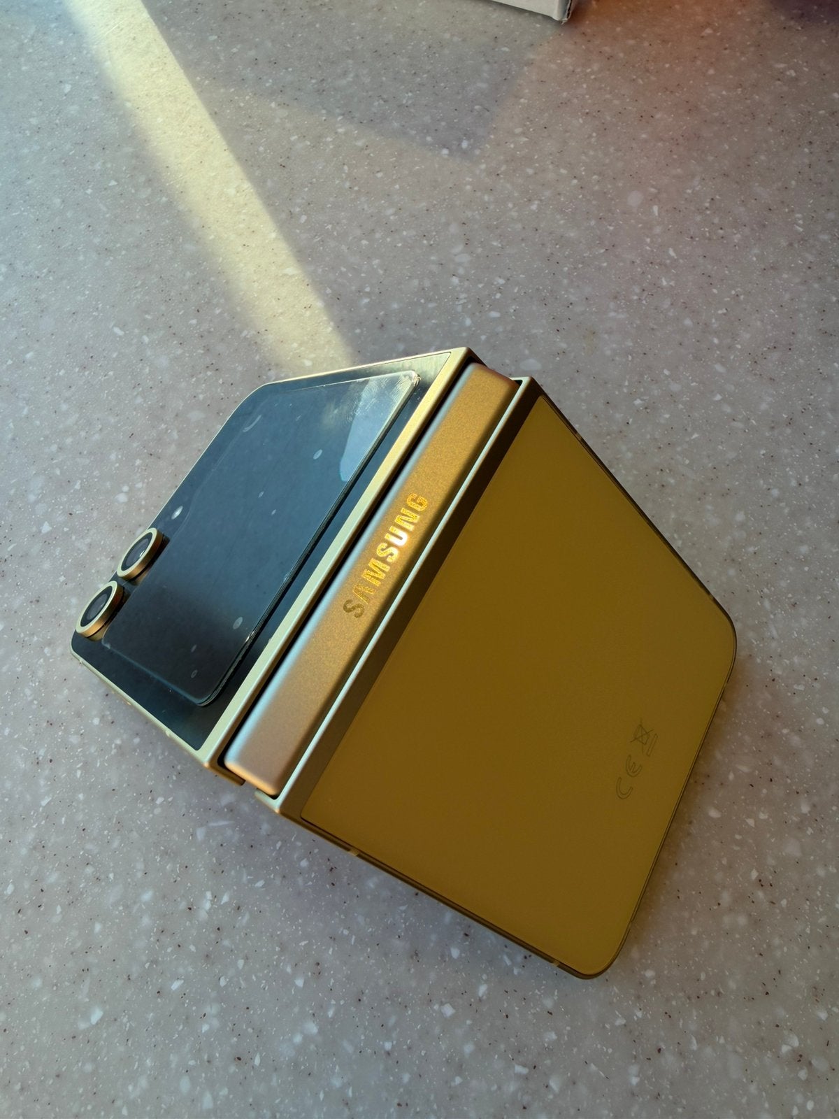 Foto 6 van Samsung Galaxy Z flip 6 512GB geel