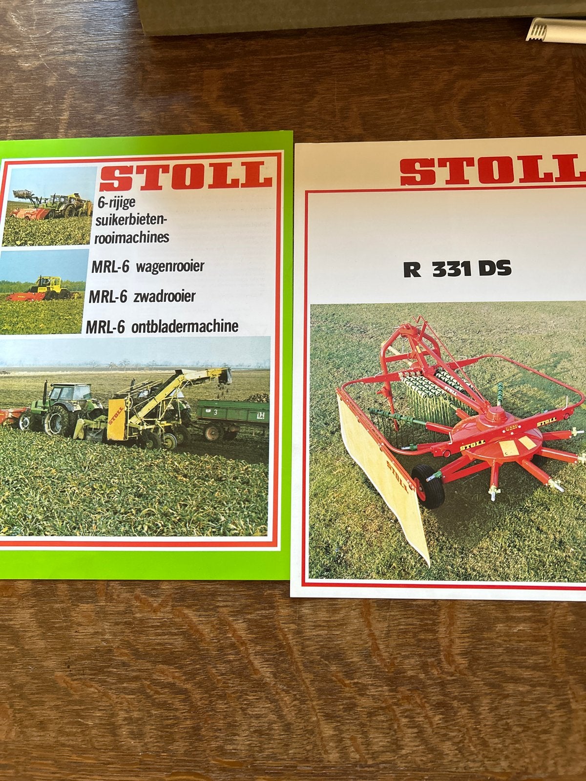 2  folders van Stoll MRL-6 wagenrooier en R 331 DS zwadhark, Ophalen of Verzenden, Zo goed als nieuw