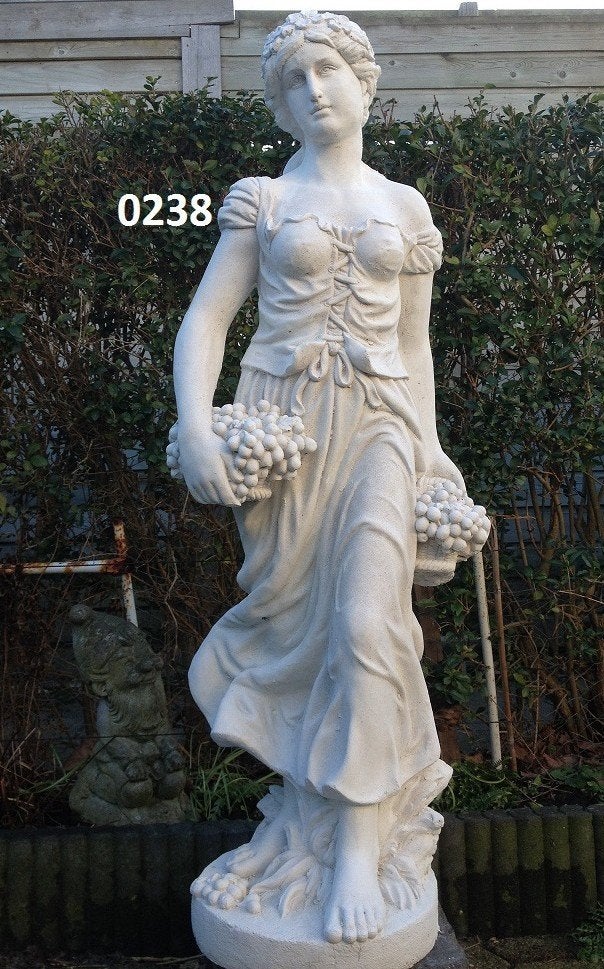 Vrouw met druivenmand. nr 0238., Ophalen, Nieuw, Beton, Mensenbeeld