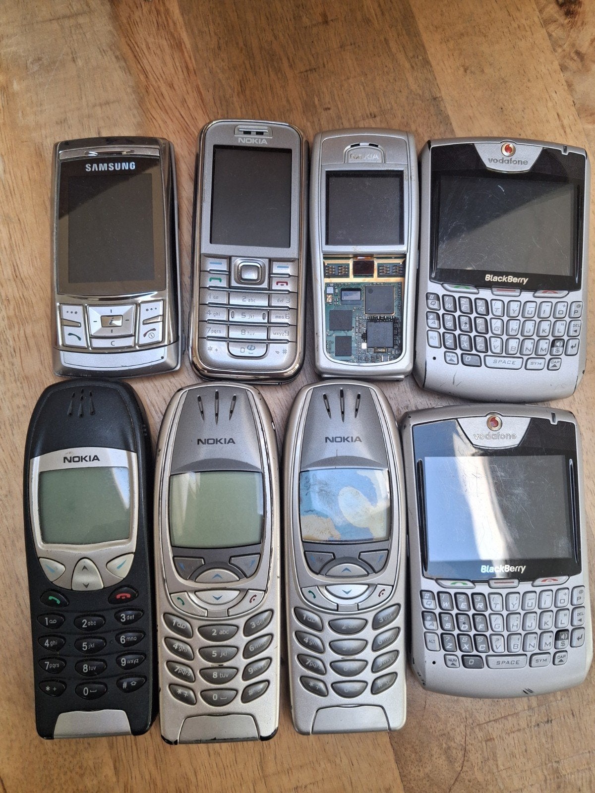 partij oude mobiele telefoons., Ophalen