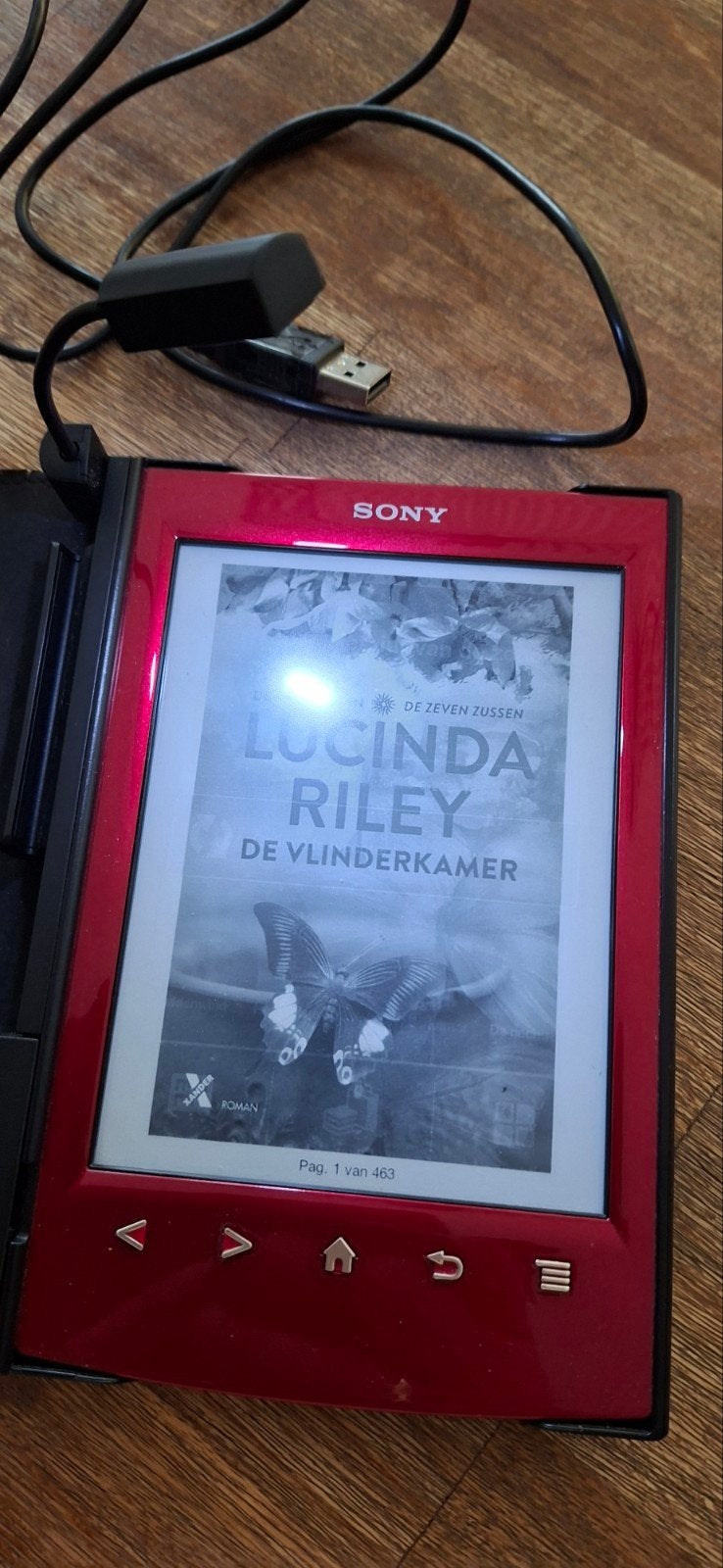 Rode Sony E-reader met hoes en leeslamp (met vele boeken), Computers en Software, E-readers, Ophalen of Verzenden, Gebruikt