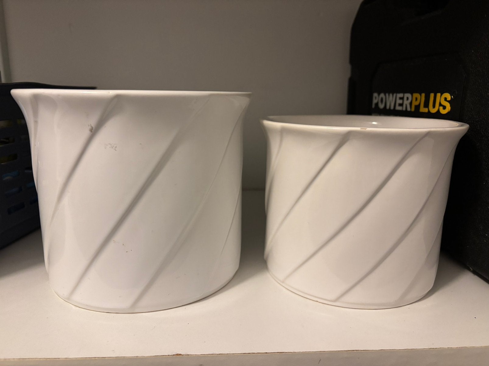 2 x witte vintage bloempot 16 en 18 cm, Rond, Ophalen of Verzenden, Zo goed als nieuw, Aardewerk