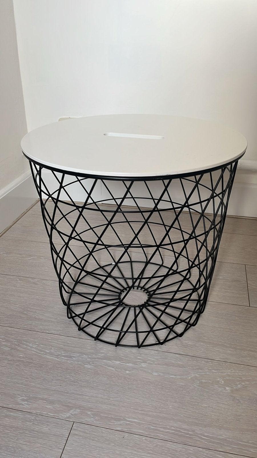 Modern zwart metalen bijzettafeltje met wit blad, Ophalen, Minder dan 45 cm, Minder dan 55 cm, Gebruikt