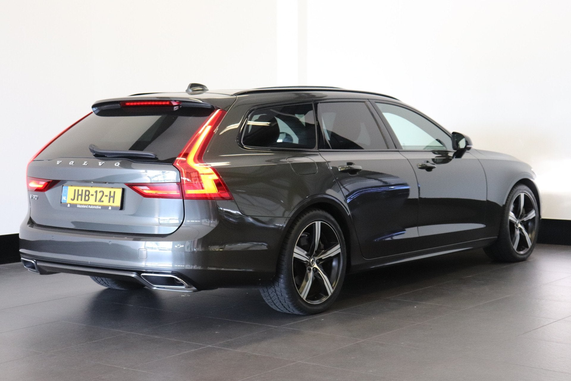 Volvo V90 2.0 T8 AWD R-Design 391PK | Pano | H&K Audio | Hea, Automaat, Dealer onderhouden, 4 cilinders, Vierwielaandrijving