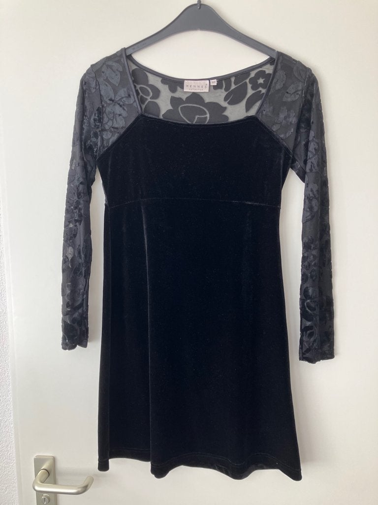 Zwarte jurk met mooi bewerkte hals en mouwen Maat 40, Kleding | Dames, Maat 38/40 (M), Ophalen of Verzenden, Knielengte, Gedragen