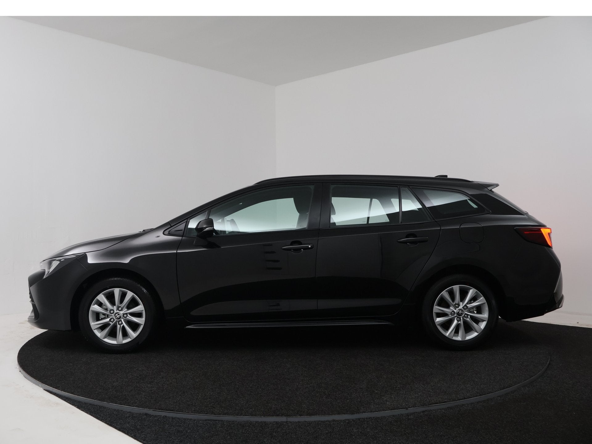 Toyota Corolla Touring Sports Hybrid 140 Active | Apple CarP, Auto's, 12 maanden, 4 cilinders, Corolla, Zwart