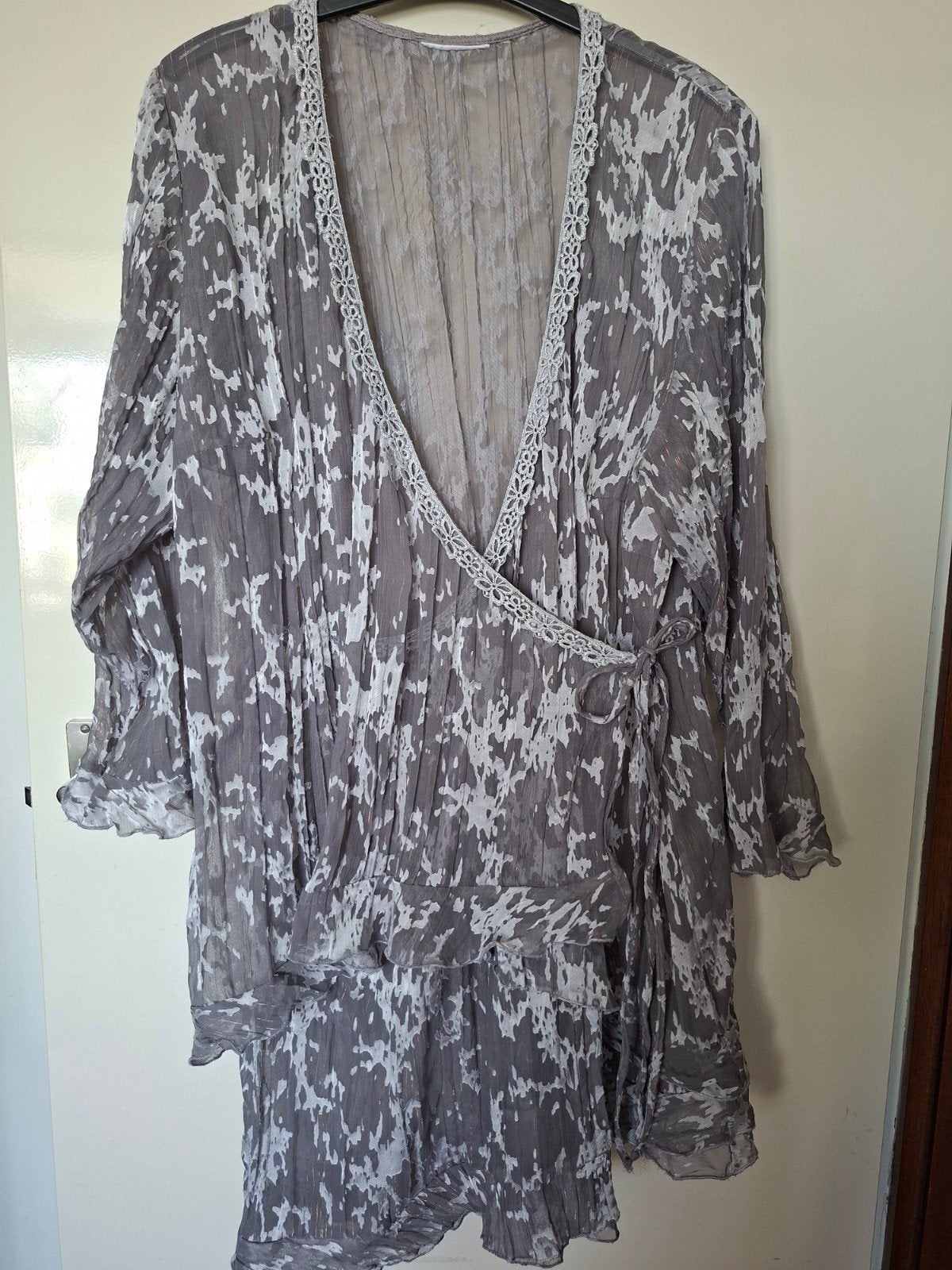 Foto 2 van Feestelijke grijze blouse met zilveren rand en ruches