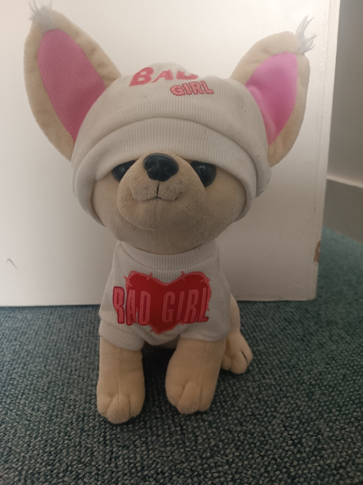 Schattige Chihuahua Knuffel met 'Bad Girl' Outfit, Ophalen, Overige merken, Overige karakters, Hond