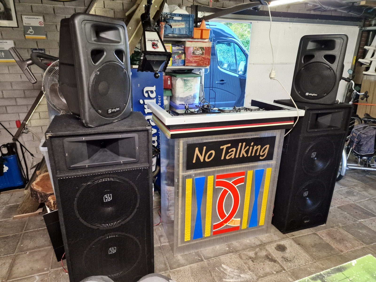 Unieke DJ-booth met LED-verlichting en 'No Talking' bord, Ophalen
