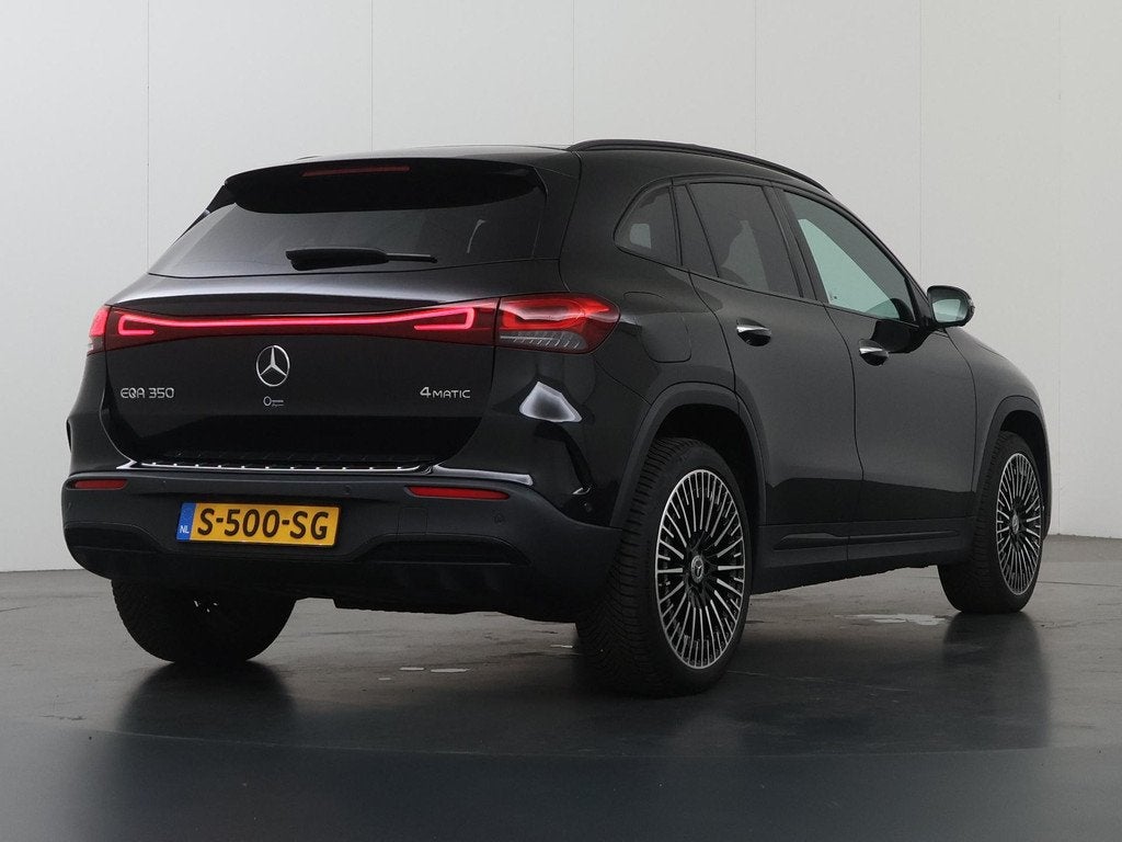 Mercedes-Benz EQA 350 4MATIC AMG Line 67 kWh | Panoramadak |, Auto's, Mercedes-Benz, Automaat, 2005 kg, Zwart, Zwart