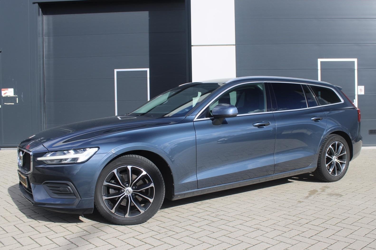 Volvo V60 2.0 D3 Momentum Navi|Camera|Cruise|Trekhaak|Vol!, Stof, Euro 6, 4 cilinders, Blauw