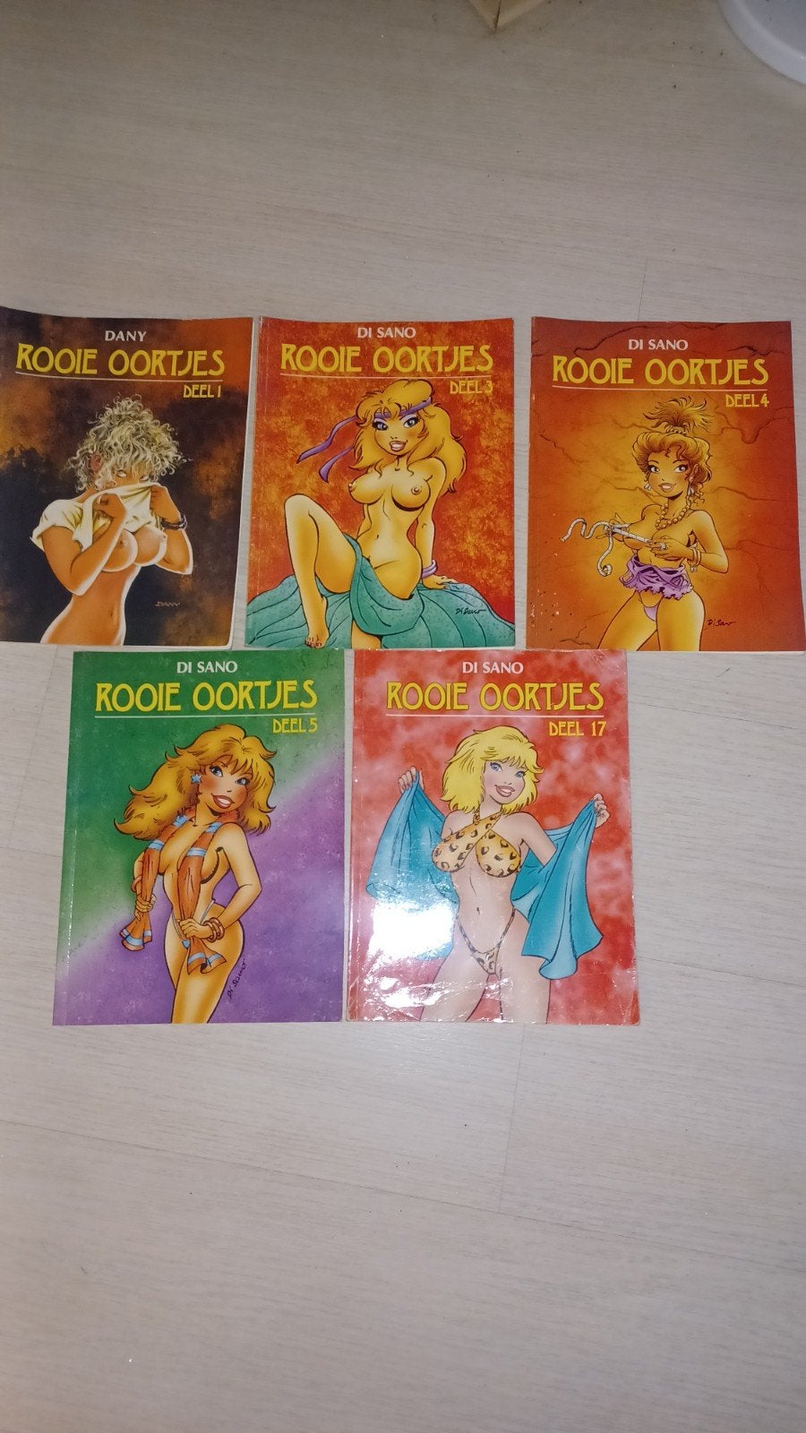 5x rooie oortjes  1 3 4 5 en 17, Ophalen of Verzenden