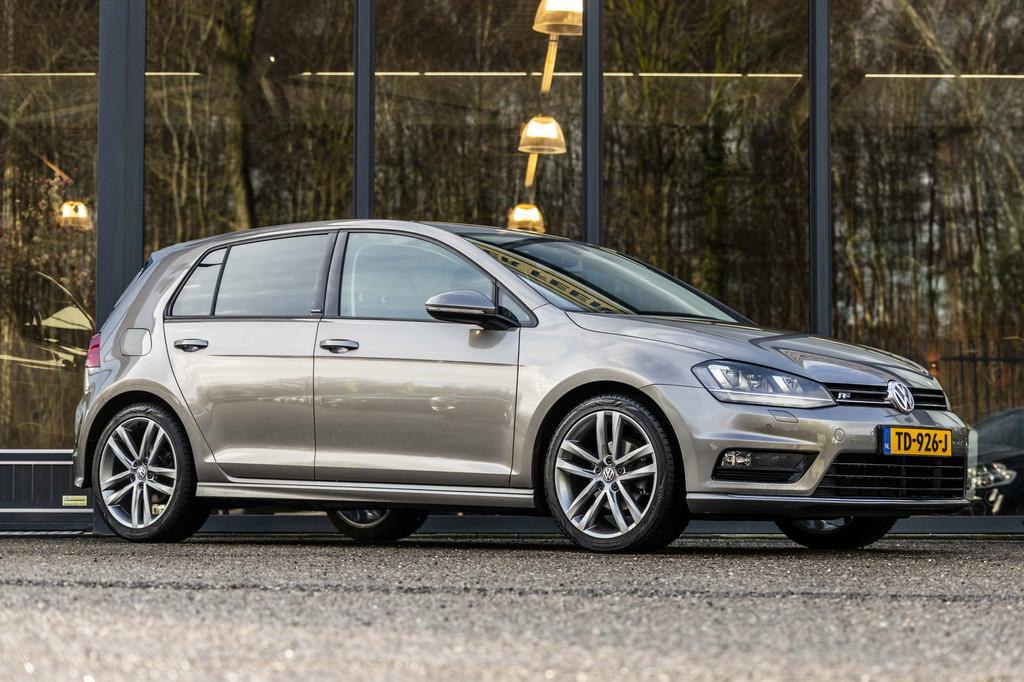 Volkswagen Golf 1.2 TSI Connected Series R-line (bj 2016), Auto's, Gebruikt, Euro 6, 4 cilinders, 620 kg