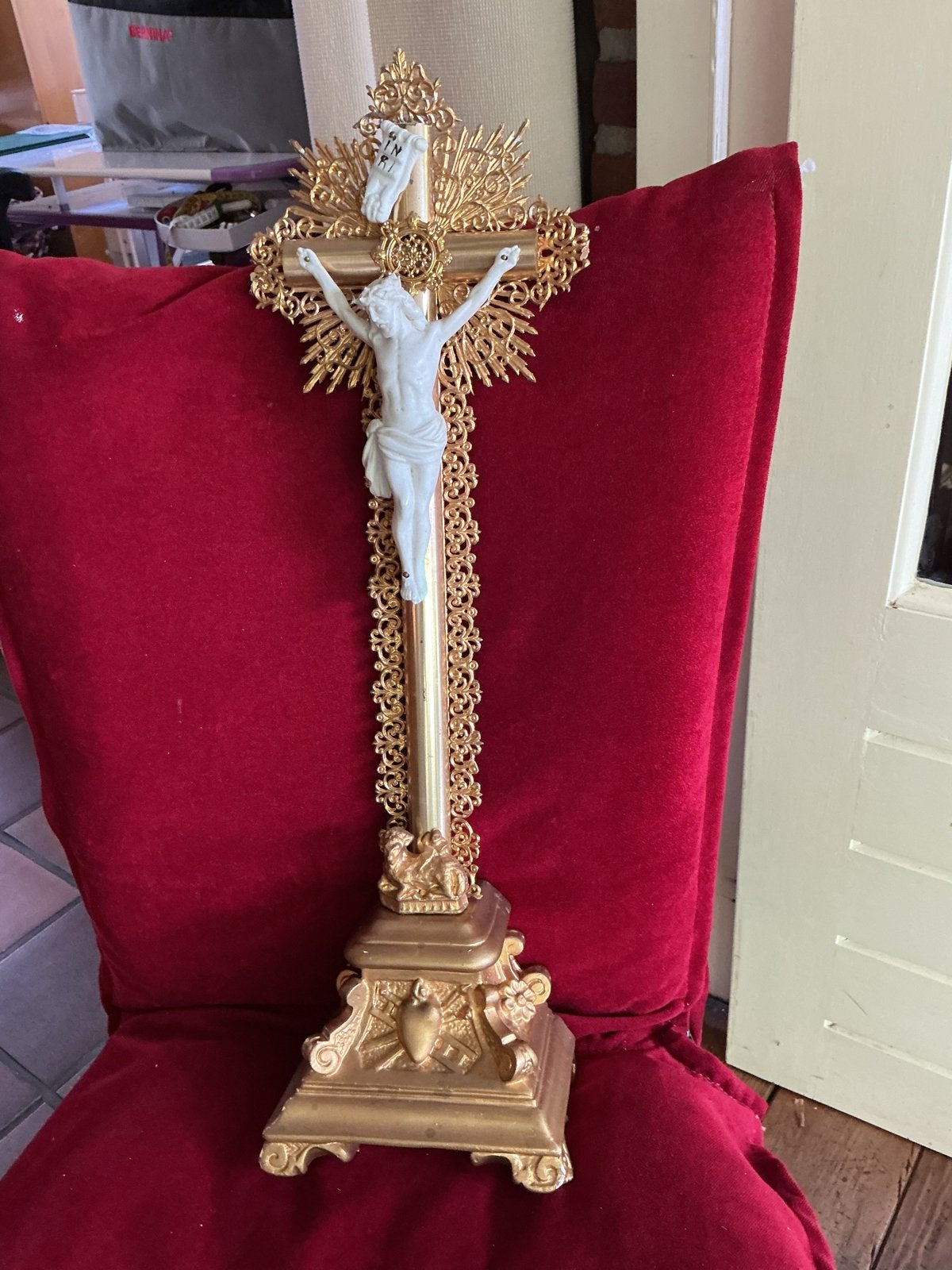 Antiek Kruisbeeld met Jezusfiguur - Goudkleurig 53 cm hoog., Ophalen of Verzenden
