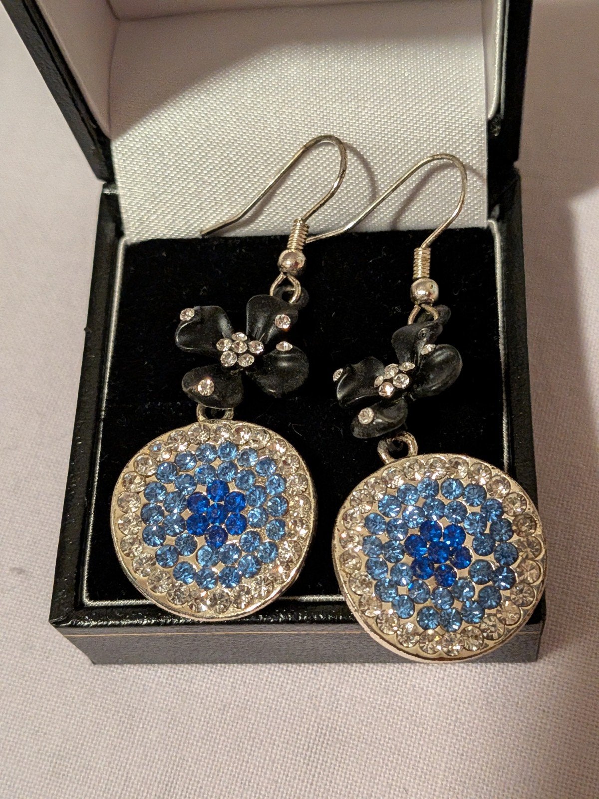 Oorbellen met blauwe en witte strass steentjes, Overige materialen, Hangers, Blauw, Ophalen of Verzenden