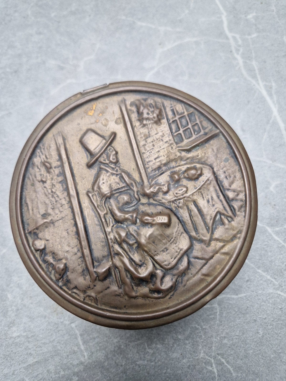 Antieke Koperen Tabaksdoos met Reliëfdecoratie, Antiek en Kunst, Ophalen of Verzenden, Koper