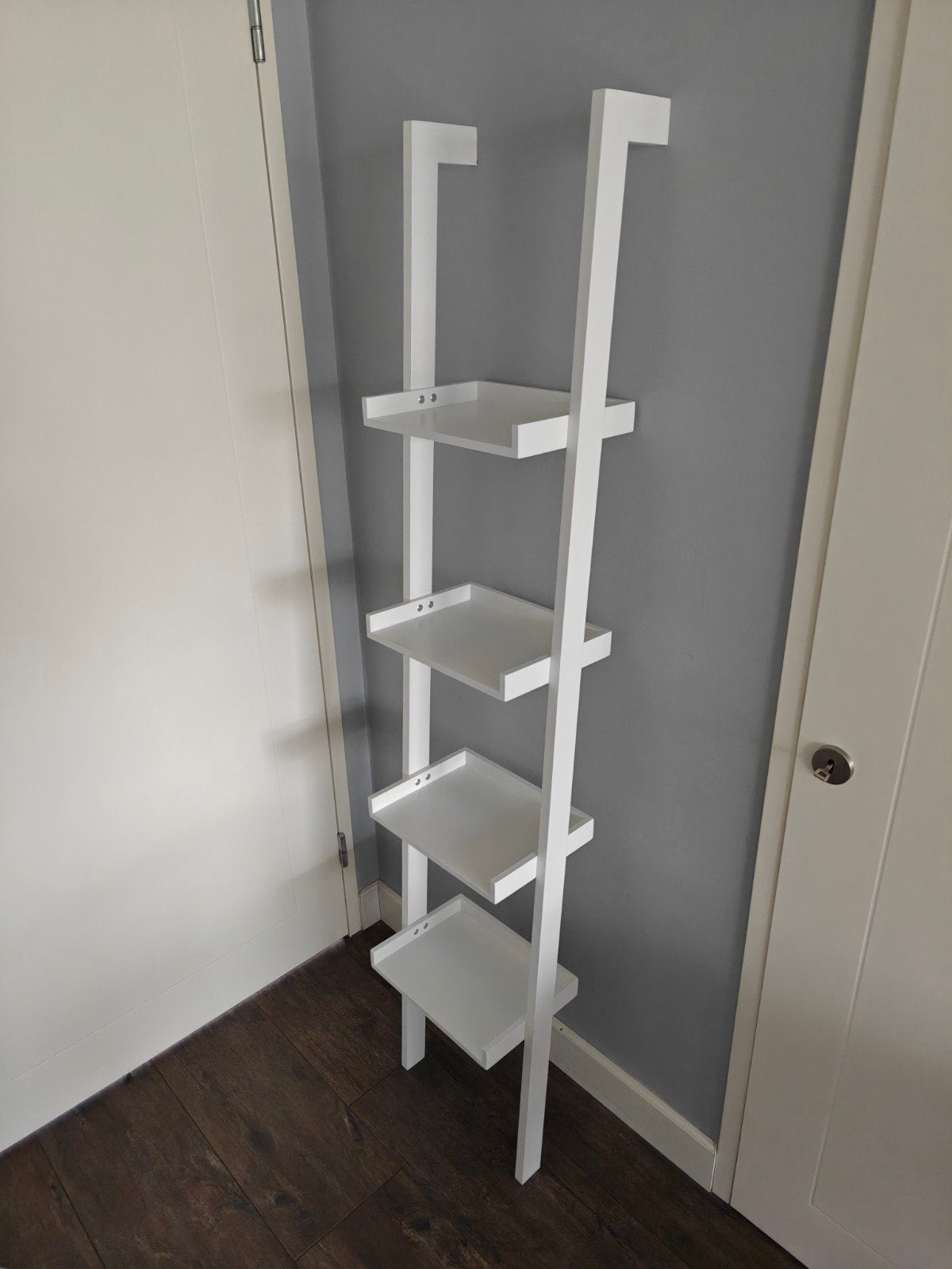 Witte ladderrek met 4 planken, Huis en Inrichting, Kasten | Boekenkasten, Ophalen, Met plank(en), Minder dan 50 cm, Zo goed als nieuw