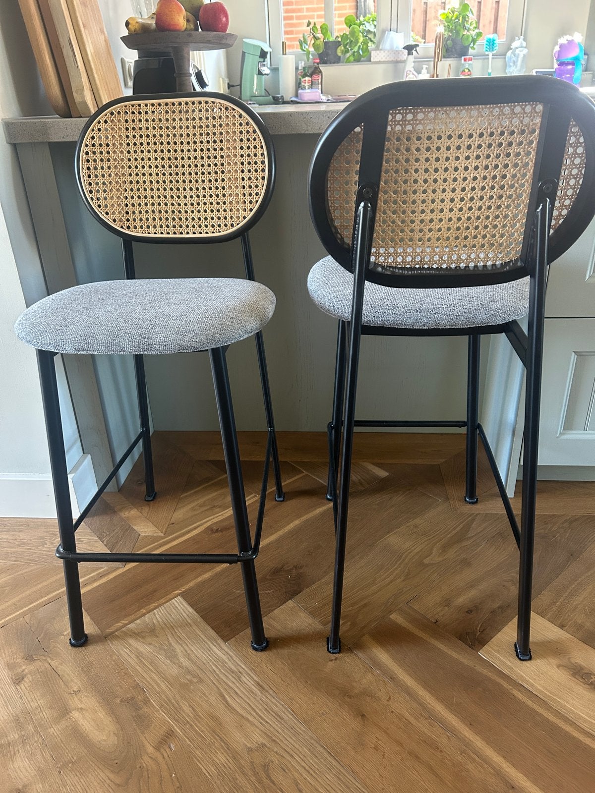 Set van 2 Krukken met rotan rugleuning en grijze zitting, Huis en Inrichting, Ophalen, Met voetsteun, 60 tot 90 cm, Zo goed als nieuw