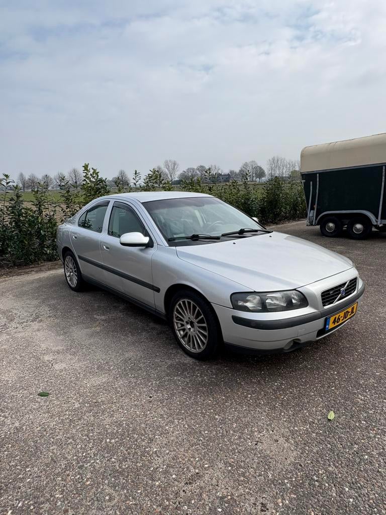 Volvo S60 2.4 T 2002 Grijs, Auto's, Volvo, Particulier, S60, Benzine, D, Sedan, Handgeschakeld, Origineel Nederlands, Zilver of Grijs