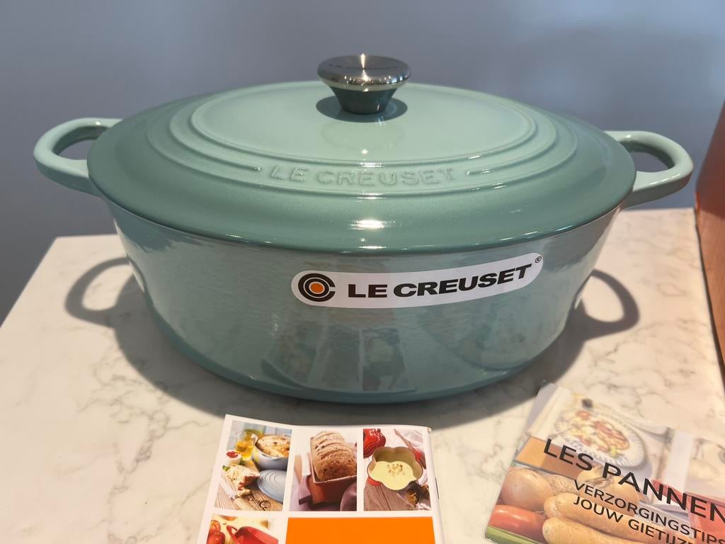 Nieuwe Le Creuset braadpan ovaal 29 cm Salie in de doos, Gietijzer, Nieuw, Ophalen of Verzenden, Keramische plaat