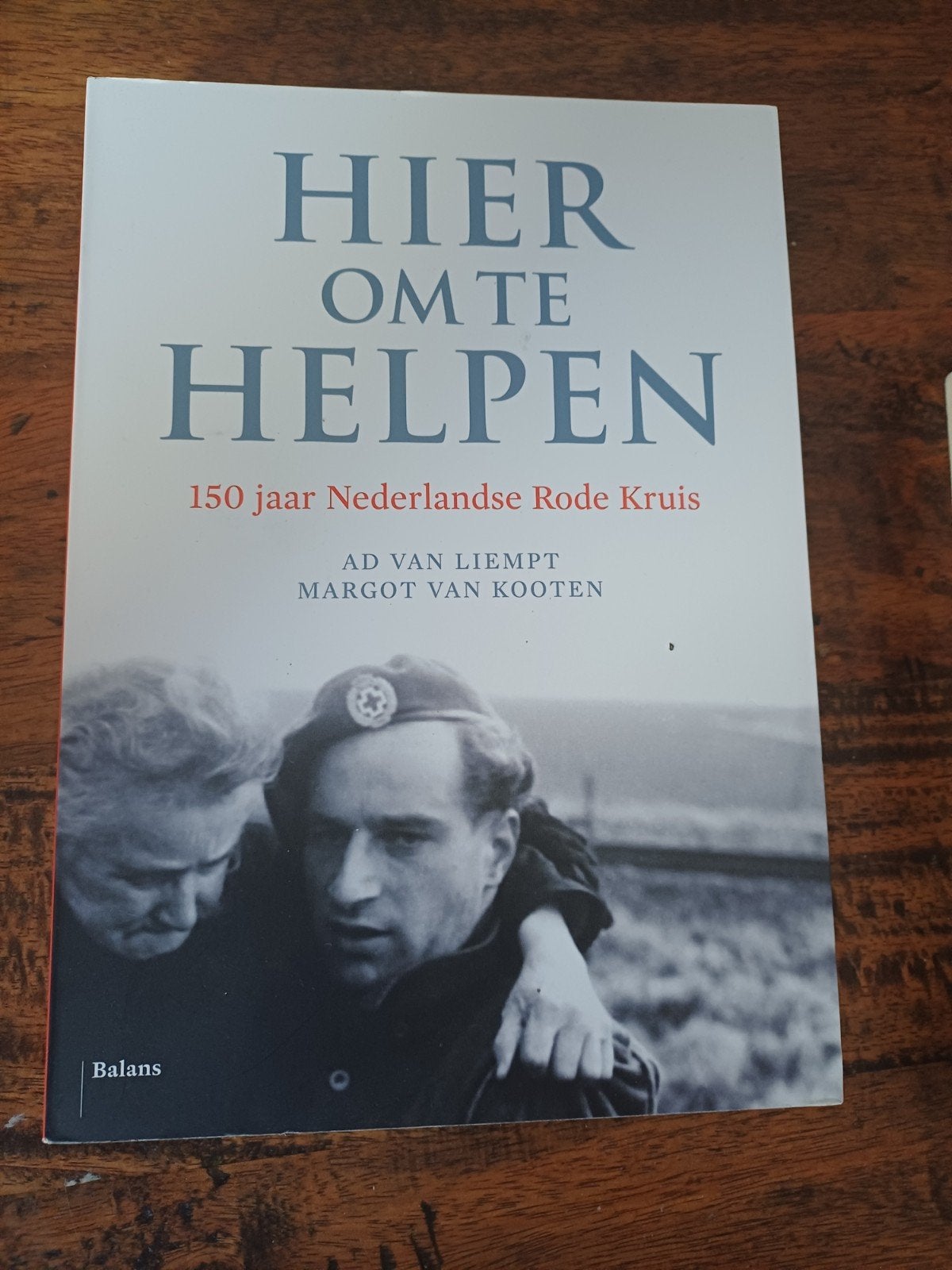 Hier om te helpen: 150 jaar Nederlandse Rode Kruis, Ophalen of Verzenden, Zo goed als nieuw, Algemeen, Ad van Liempt, Margot van Kooten