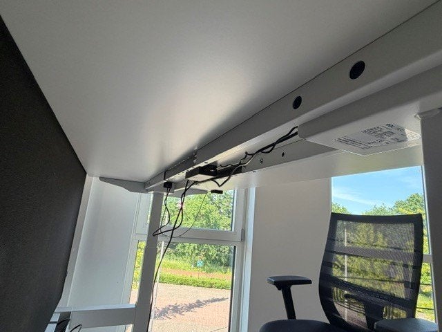 Foto 14 van Elektrische zit-sta duo-bureau met kabelgoot, verdeler, 21st