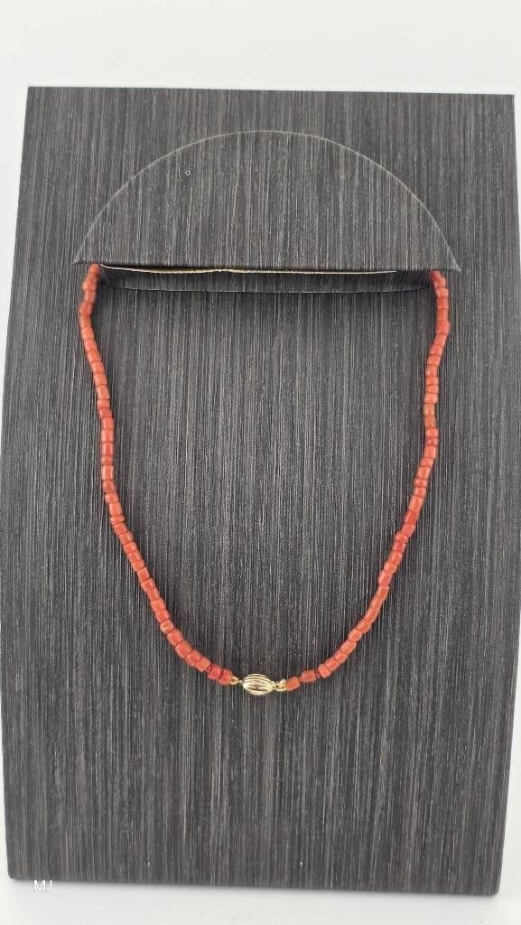 Bloedkoralen collier gouden slot                        D144