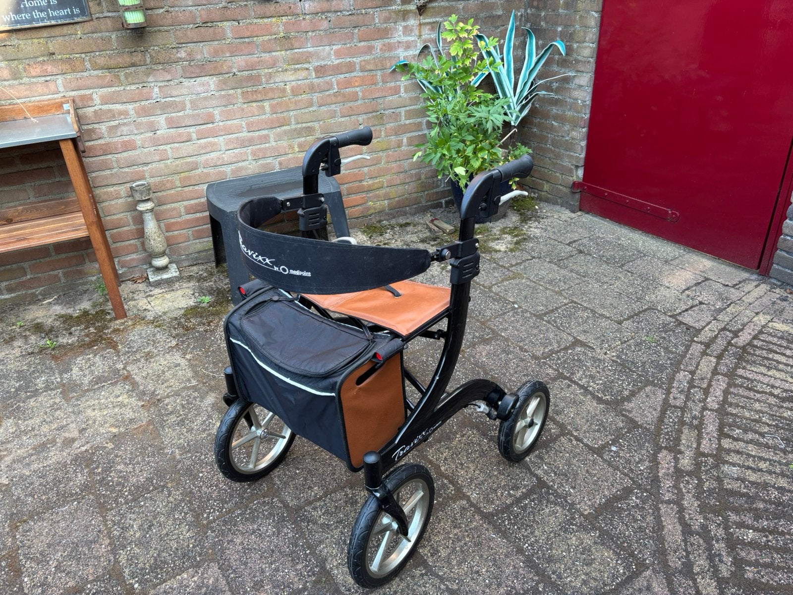 Een zeer nette Travixx by Medipoint Rollator amper gebruikt., Diversen, Rollators, Zo goed als nieuw, Lichtgewicht, Ophalen