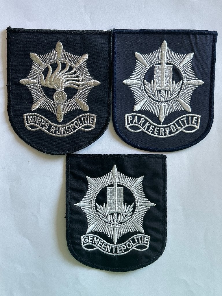 Kavel van 3 vintage Politie mouwemblemen (vóór 1994), Verzenden, Landmacht, Nederland, Embleem of Badge