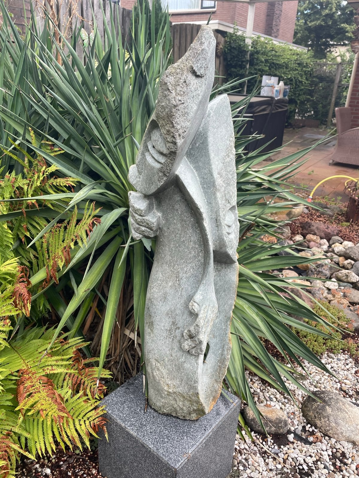 Abstracte stenen sculptuur op sokkel - 125 cm, Ophalen, Handgemaakt, Beeld, Abstract