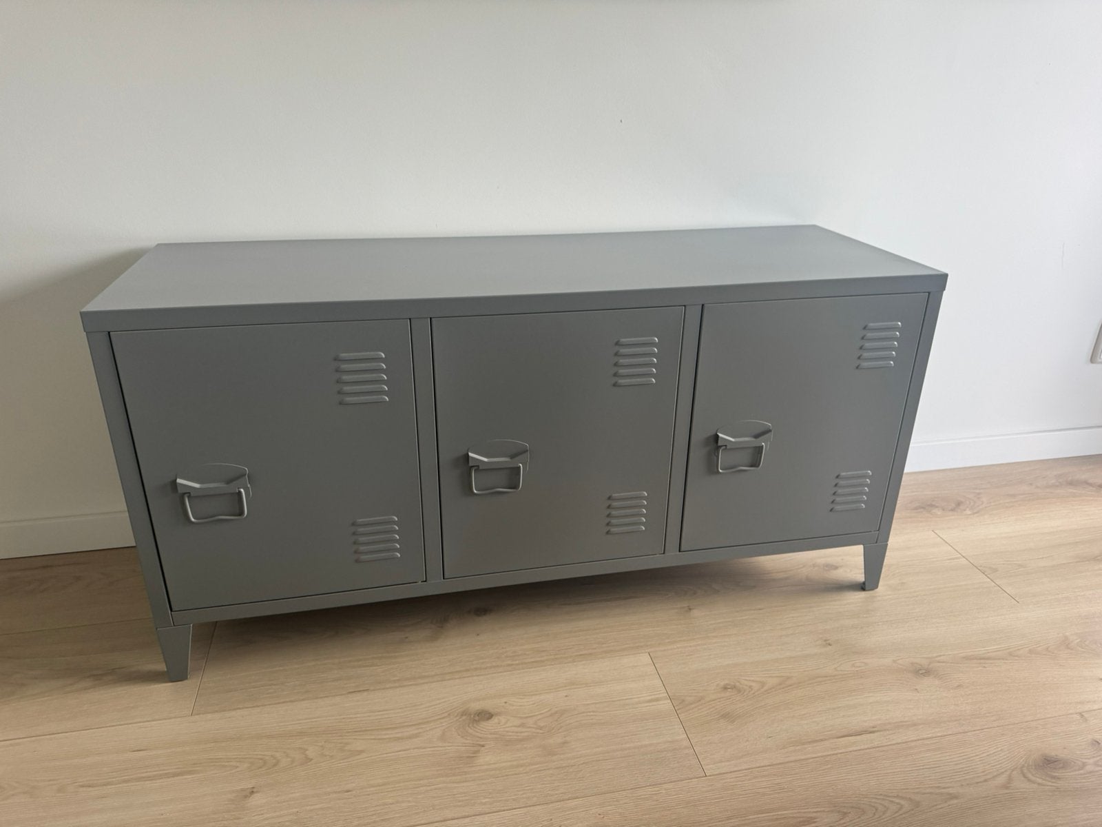 Grijze metalen locker kast - industrieel design, Huis en Inrichting, Kasten | Lockerkasten, Ophalen, Zo goed als nieuw