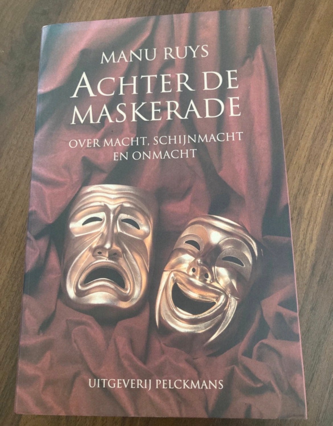 Achter de Maskerade - Manu Ruys (Over macht en onmacht), Ophalen of Verzenden, Zo goed als nieuw, België