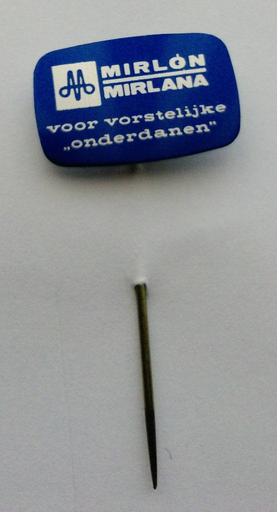 Speldje Mirlon Mirlana "voor vorstelijke onderdanen", Verzamelen, Speldjes, Pins en Buttons, Ophalen of Verzenden, Zo goed als nieuw