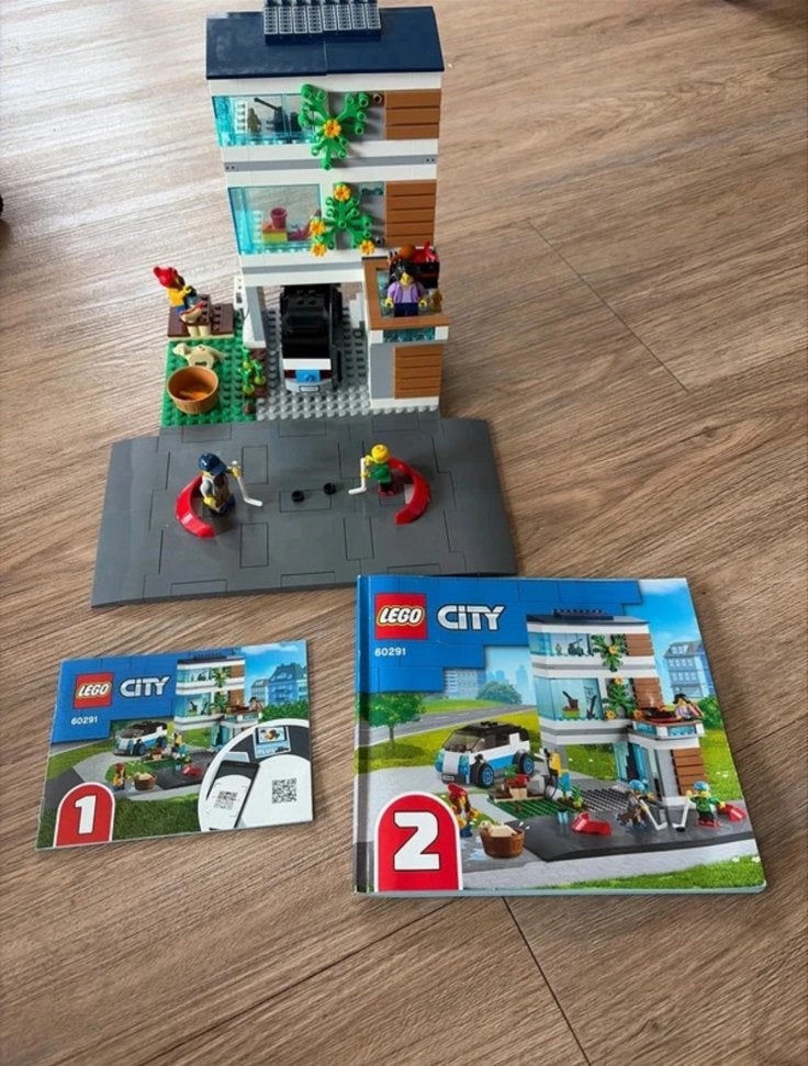 LEGO City 60291 Familiehuis met elektrische auto, Ophalen of Verzenden, Gebruikt