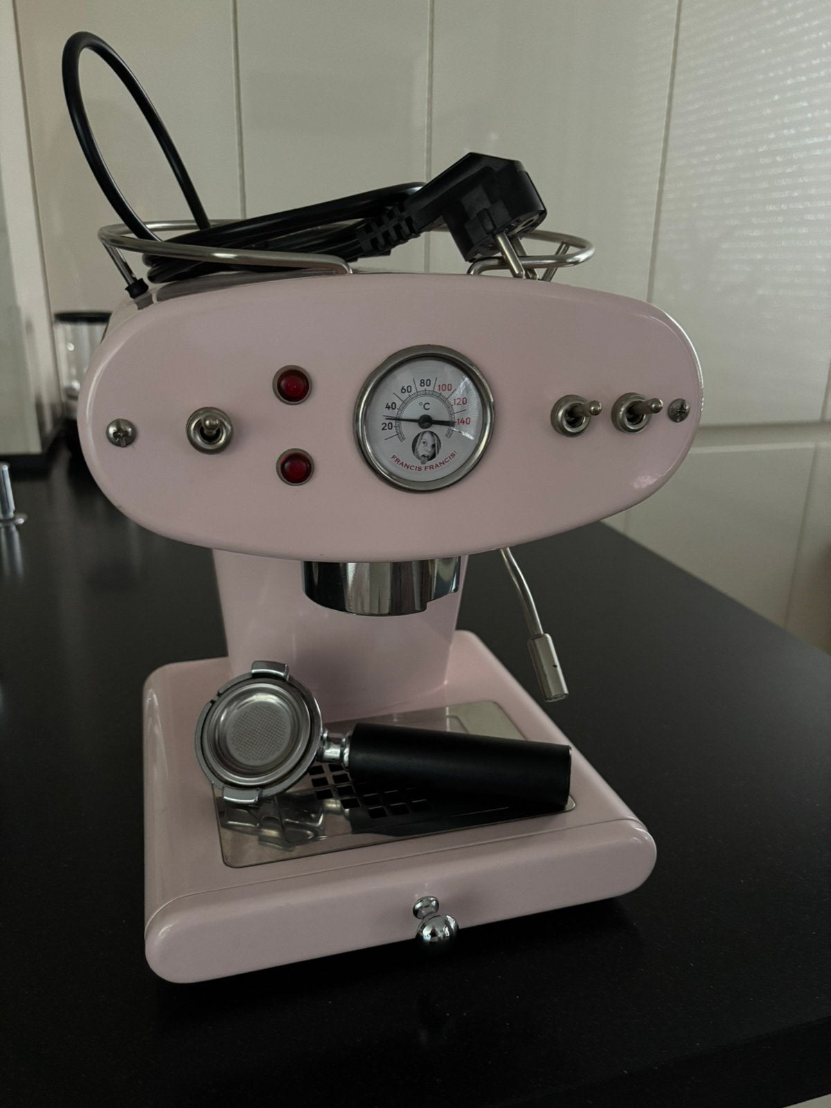 Baby roze espressomachine francis francis, Witgoed en Apparatuur, Koffiezetapparaten, Ophalen, Gebruikt, Espresso apparaat, Koffiepads en cups