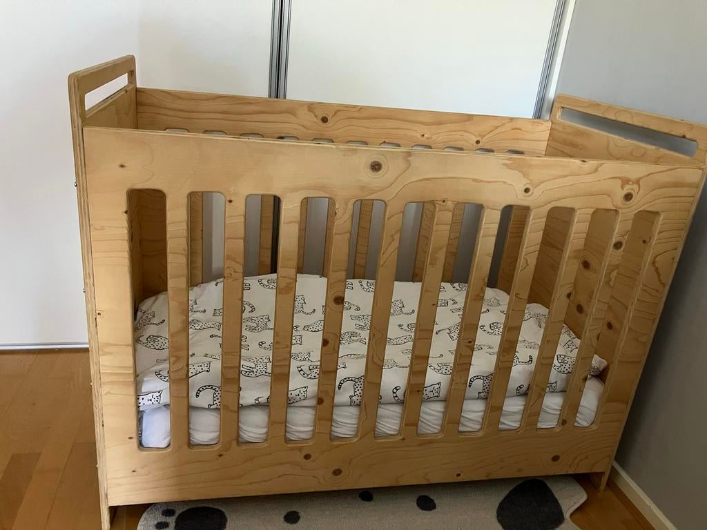 Handgemaakt ledikant met commode van Fins vuren hout, Ophalen, Gebruikt, Ledikant